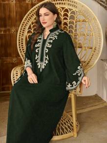 Al Najma Vestido Evasê de Mangas Sino com Decoração Bordada, Estilo Muçulmano Modesto, para Mulheres Plus Size - Verde Militar - Visão 3