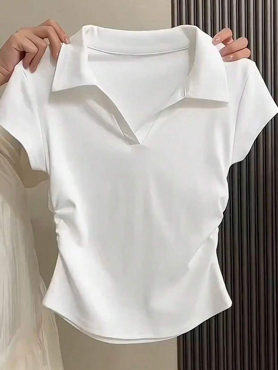 SHEIN Essnce 女款V領短袖T卹，設計師款式，夏季休閒Polo衫，腰長修身剪裁 - 白色 - 查看 1