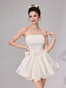 Modelyn 优雅露肩缎面迷你连衣裙，腰带 V 形腰线搭配蝴蝶结装饰，飘逸设计 - 白色 - 查看 3