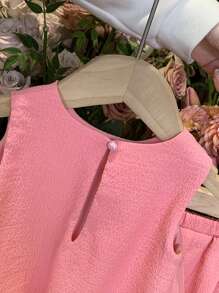 SHEIN LMoss Kids LMoss 2 Stücke Baby-Mädchen-Set: Einfarbiges, gewebtes, ärmelloses Oberteil und gewebte Shorts mit floralen Rüschen, süßes passendes Outfit, Sommer, dreidimensionale Schleife