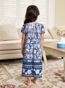 SHEIN Dozemod Kleine Mädchen Blume Muster Rundhals Kurzarm Lässig bequemes Gewebe Nachthemd, Hauskleidung & Urlaubs-Kurzarm Kleid mit Blume Muster, Geschwister/Zusammenpassende Outfits (2 Einzelteile separat erhältlich) - Blau-Weiß - Übersicht 2