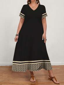 EMERY ROSE 几何印花大码女式休闲简约 V 领短袖连衣裙，适合夏季 - 黑色 - 查看 3