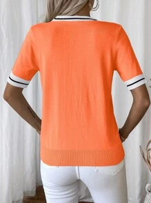 EMERY ROSE كنزة صوف نسائية قصيرة الأكمام بياقة على شكل حرف V، بتصميم بسيط وأنيق للارتداء الصيفي - لون برتقالي - مشاهدة 2