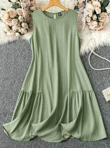 SHEIN Essnce Vestido corto sin mangas de tela con textura verde, elegante y cómodo, de uso diario y versátil, para mujer de talla grande, ideal para primavera y verano, ropa bohemia, atuendos de vacaciones, vestido verde salvia, atuendo para té, estilo europeo de verano, atuendos para brunch para mujer - Verde - Ver 2