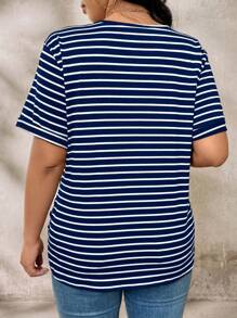 SHEIN LUNE Camiseta casual de manga curta com estampa listrada, gola redonda, para uso diário, outono, viagem e aeroporto, Plus Size - Azul Marinho - Visão 2