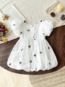 فستان فتيات صغيرات مطبوع برسوم الفراشات بأكمام منتفخة مطبوع بالكامل، مناسب للبنات الصغار للارتداء في جميع المناسبات الصيفية ، نسيج أبيض مع نمط أسود وحاشية دانتيل تجعل الطفلة تبدو أكثر فخامة وجذابة وعذبة - لون مشمشي - مشاهدة 8