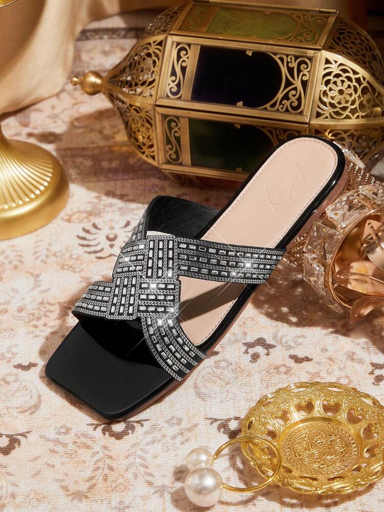 CUCCOO TILAWA Women's Red Fashion Metal Buckle Flat Sandals