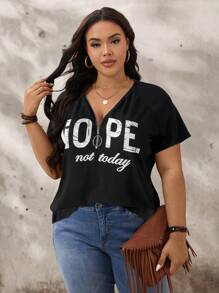 SHEIN LUNE 加大码灰色 V 领短袖字母印花半拉链 T 恤乡村音乐会狂欢上衣狂欢节夏季女士夏季图案 T 恤度假女士海滩女士狂欢节母亲节 - 黑色 - 查看 6