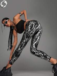 Innovista 女士运动服箔蛇纹印花运动紧身裤，仿皮革和金属光泽健身裤，透气网眼剪裁和动物弹性健身服 - 黑色 - 查看 1