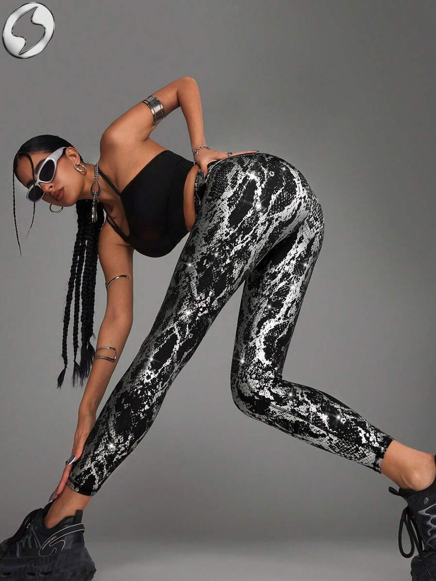 Innovista 女士运动服箔蛇纹印花运动紧身裤，仿皮革和金属光泽健身裤，透气网眼剪裁和动物弹性健身服 - 黑色 - 查看 1