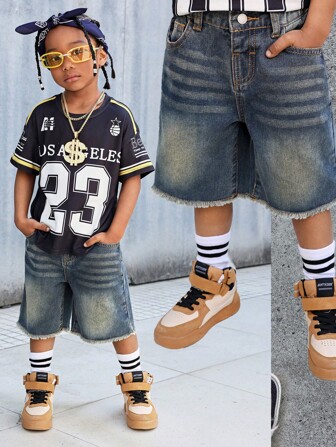 SHEIN Short en jean ample bleu vintage lavé pour garçon, avec bords bruts et effets de moustaches de chat, style rétro. Tenue vestimentaire pour enfants en printemps/été, streetwear et tenue de vacances printanières