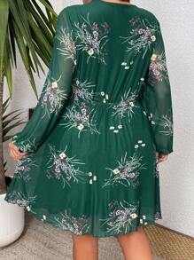 SHEIN LUNE 大码女式 V 领网眼花卉印花连衣裙 - 綠色 - 查看 2