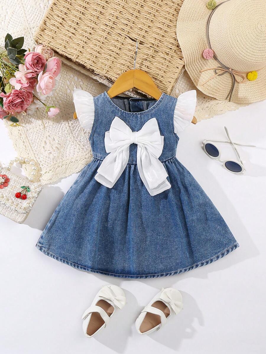 SHEIN Vintaside Kids 女宝宝休闲日常百搭百搭可爱大蝴蝶结装饰短袖水洗牛仔背带裙,适合日常外出、旅行、派对,2025 年春夏新品 - 中等水洗藍 - 查看 1