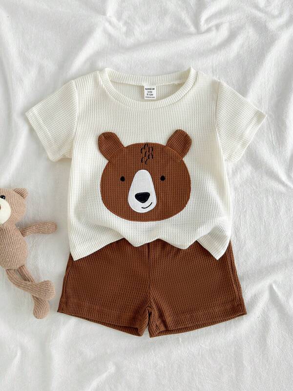 Vintaside Kids Top de manga corta con cuello redondo y bordado de oso de dibujos animados para bebé niño, combinada con shorts sólidos de color marrón. Estilo alegre apto para uso diario, actividades al aire libre y hogar cómodo. Crea fácilmente un atuendo adorable para niños.