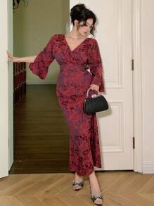 DAZY Đầm midi họa tiết hoa thanh lịch Encore Red Vacation Slim-Fit, có họa tiết hoa, cổ chữ V, tay chuông và thiết kế thắt eo - Đỏ - Xem 8