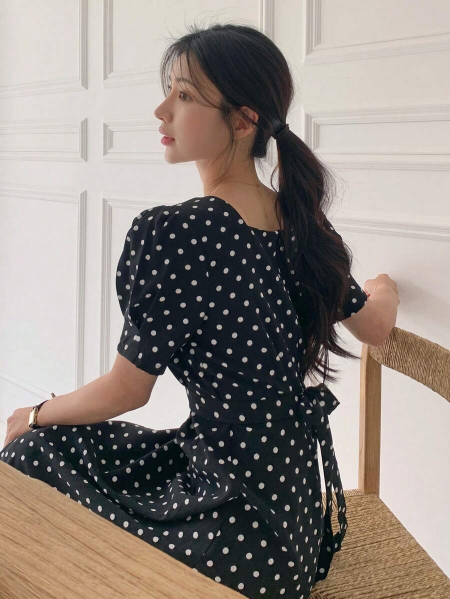 DAZY 女士迷你方领波点泡泡袖蝴蝶结腰优雅中长连衣裙挤奶女工连衣裙女士夏季衬衫女士上衣女士夏季套装，休闲女装 - 黑色 - 查看 1