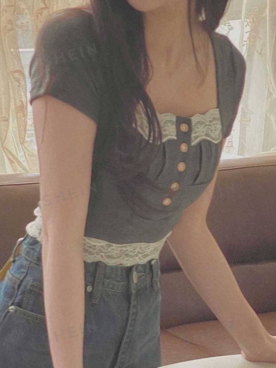 DAZY Camiseta ceñida corta con contraste de encaje y falso plastrón