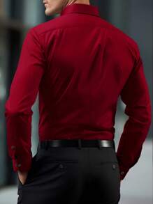 Manfinity Mode Herren Mode Lässig Business Pendler Herren Stehkragen einfarbiges Knopf Langarmhemd, Herren Businesshemd, Herren einfarbiges Hemd. Geeignet für den täglichen Gebrauch, den Weg zur Arbeit, Ausgehen, Partys, kann mit Anzughosen oder Anzügen kombiniert werden, um Partys, Hochzeiten, Flitterwochen zu besuchen. Kann als Geschenk für Söhne, Ehemänner, Freunde, Väter im Herbst gegeben werden.