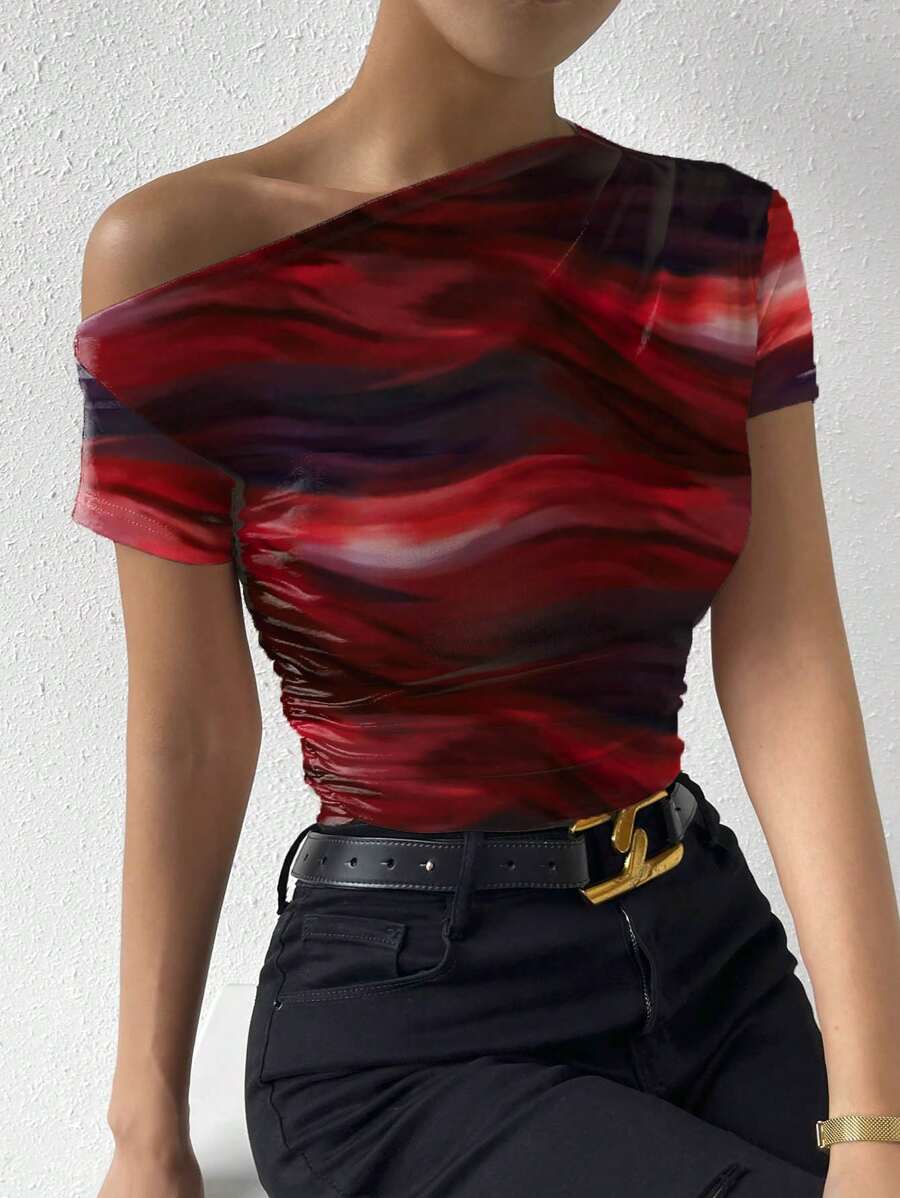 Chiquease Koszulka z nadrukiem tie-dye asymetryczna z marszczeniami na ramionach - Czerwony - Zobacz 1