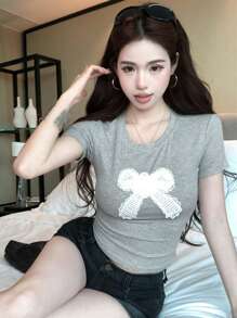 DAZY 刺绣蝴蝶结圆领常规肩部短款T恤，修身款式，夏季可爱印花T恤 - 灰色 - 查看 6