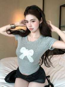 DAZY 刺绣蝴蝶结圆领常规肩部短款T恤，修身款式，夏季可爱印花T恤 - 灰色 - 查看 3