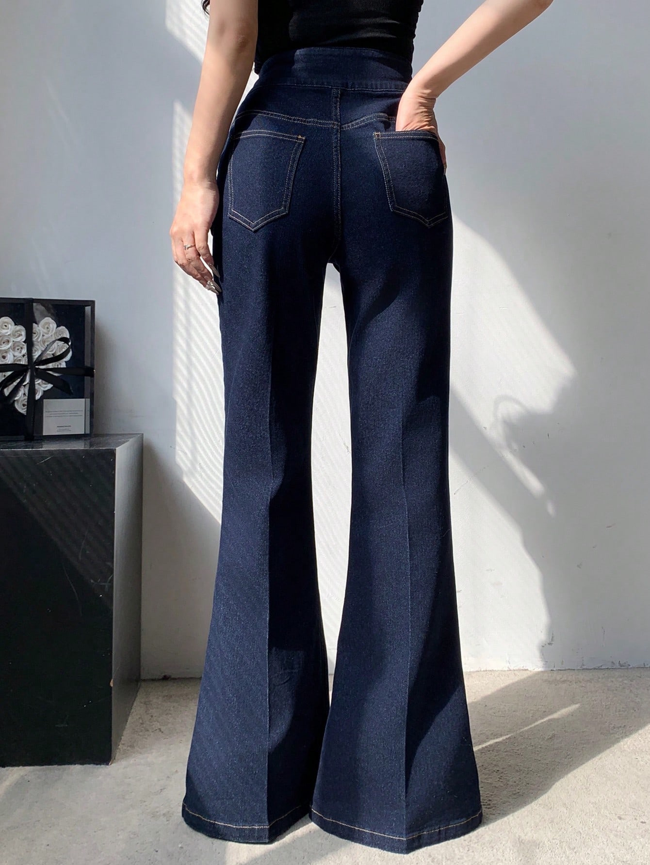 DAZY سراويل جينز مريحة وأنيقة ذات قدم مفرودة، تصمي...