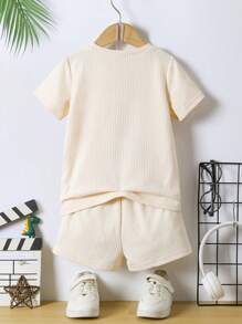 SHEIN Bộ 2 áo thun tay ngắn cổ tròn màu trơn cho bé trai và quần short, trang phục tối giản thời trang cho mùa hè - Màu be - Xem 2