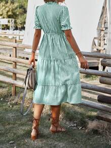 Breezaya 垂直条纹荷叶边袖流苏系带领口荷叶边下摆连衣裙长款女装 - 綠色 - 查看 2