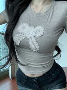 DAZY 刺绣蝴蝶结圆领常规肩部短款T恤，修身款式，夏季可爱印花T恤 - 灰色 - 查看 5