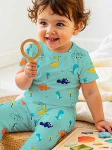 SHEIN Bộ đồ ngủ tay ngắn cổ tròn thoải mái in hình khủng long hoạt hình cho bé trai màu xanh lá cây tối giản vừa vặn thoải mái và quần dài, phù hợp cho mùa xuân/hè - Nhiều màu - Xem 3