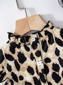 Blusa de manga corta con botones y estampado de lunares y leopardo con volantes para niñas