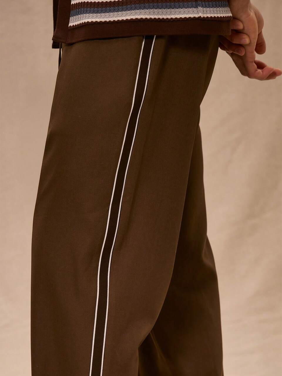Pantaloni con vita elasticizzata, gamba dritta, con dettagli a righe a contrasto