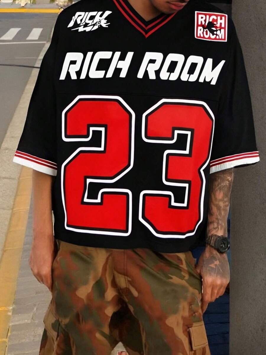 Manfinity EMRG 男士时尚街头运动衫，数码元素与“RICH SOOM”英文印花设计短袖棒球衫V领纯色短款T恤，袖口与领口撞色设计，篮球衫网眼面料适合日常穿着，外出，上学，运动，会友，音乐节。男士图案T恤，夏季短袖T恤，前后大图案印花T恤，男士V领T恤。可作为送给男朋友，朋友，儿子的礼物 - 黑色 - 查看 1