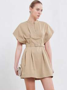 Aveloria Modichic 新款时尚欧美简约优雅高级通勤女式立领圆领宽松盖袖褶饰设计修身 A 字裙配腰带 - 卡其色 - 查看 3