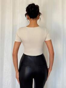 SHEIN ChicEase Áo thun nữ cổ tròn tay ngắn màu trơn thường ngày, thích hợp cho mùa hè, thiết kế khoét lỗ - Màu be - Xem 2