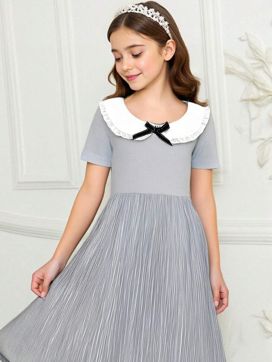 女童春夏荷叶边领3D蝴蝶结A字连衣裙，荷叶边领与3D蝴蝶结增添节日气氛；A字设计，优雅大方，适合居家休闲，让小女孩在家也能保持优雅姿态；适合各种场合，让小女孩时刻保持优雅可爱。