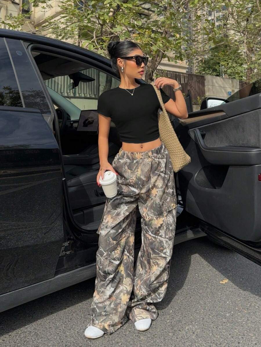 SHEIN EZwear Ensemble t-shirt noir à manches courtes et pantalon imprimé feuilles pour femmes