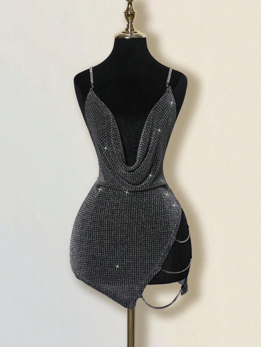 SHEIN ICON Vestido mini con cuello en V exagerado, decoración de piedras rhinestone, espalda descubierta con criss-cross y abertura alta en la falda - Negro - Ver 1