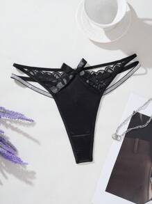 Tanga de encaje con parches y lazo decorativo