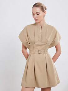 Aveloria Modichic 新款时尚欧美简约优雅高级通勤女式立领圆领宽松盖袖褶饰设计修身 A 字裙配腰带 - 卡其色 - 查看 4