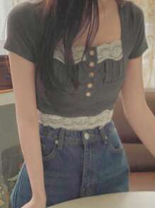 DAZY Camiseta ceñida corta con contraste de encaje y falso plastrón