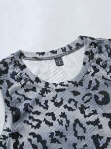 Manfinity LEGND Men's Slim Fit Leopard Print Crew Neck Sleeveless Top, Summer Music Festivals Muscle Shirts For Men - Multicolor - View 3