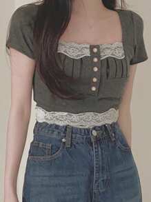 DAZY Camiseta ceñida corta con contraste de encaje y falso plastrón