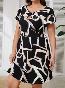 SHEIN Frenchy 大码女士圆领腰部装饰休闲连衣裙，采用花卉印花面料，适合通勤和日常穿着，春夏季