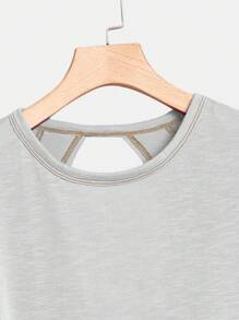 SHEIN Essnce Camiseta Casual Confortável Solta de Manga Curta Cinza com Decote Nas Costas para Mulheres Plus Size, Verão para Mulheres, Blusas para Sair, Y2k, Mulheres em Concerto, Top com Decote Nas Costas, Streetwear