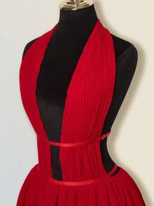 SHEIN ICON Robe de slip mini dos nu évasée surdimensionnée avec profond décolleté en V