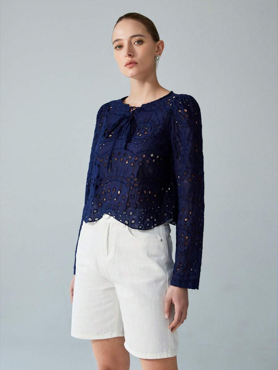 Aveloria Modichic 优雅假日法式 V 领带，圆领孔眼刺绣，不对称下摆波浪边设计女式长袖衬衫 - 藏蓝色 - 查看 1