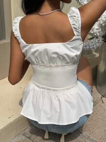 SHEIN Frenchy 女士白色方形领口上衣，褶皱肩带，蕾丝和褶皱细节；白色方形领口荷叶边吊带背心 - 白色 - 查看 2