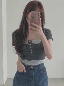 DAZY Camiseta ceñida corta con contraste de encaje y falso plastrón