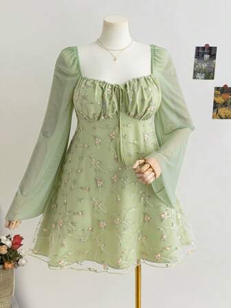 Soleia 大码女式花卉刺绣网眼 A 字形喇叭袖短裙，春季度假